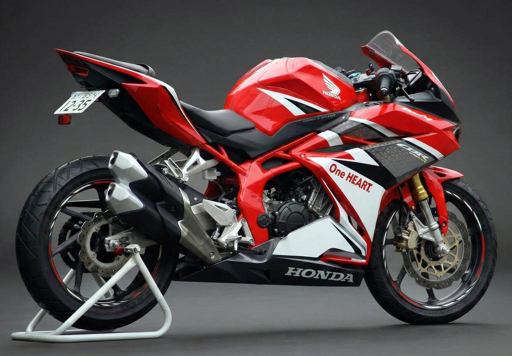 PinkFactory Kennzeichenhalter-Kit für 2017-2025 CBR250RR (MC51/2BK-MC51/8BK-MC51) Direkt ab Werk