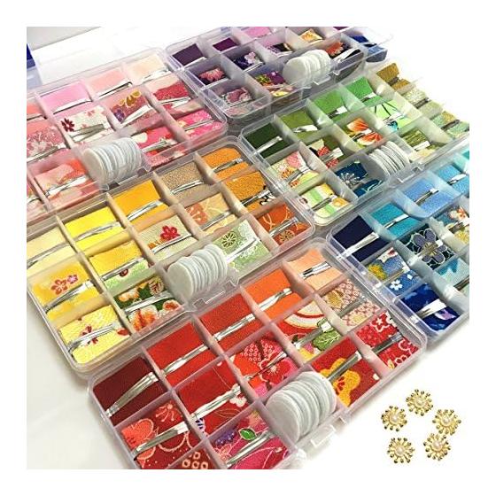 Angelicate Tsumami Zaiku Chirimen Fabric Pre-cut Squares with Felt Backing - 140 Pieces (3cm) In 14 Colors (5 Solid, 9 Patterns) + 20 Bases, Plastic