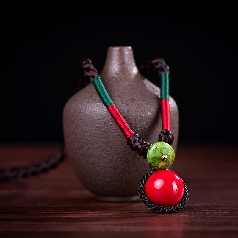 Hand-woven neck chain, red ball beads, women's simple short necklace, retro versatile accessories, red bean collarbone chain.