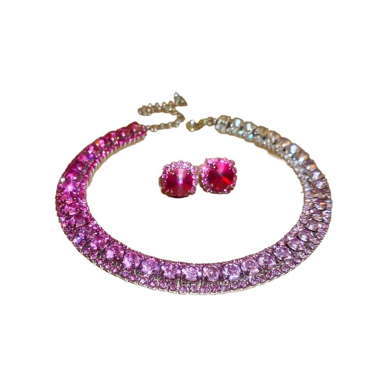 Luxuriöses zweiteiliges Set: Eingesetzte Diamant-Ohrstecker & Halskette mit Farbakzenten
