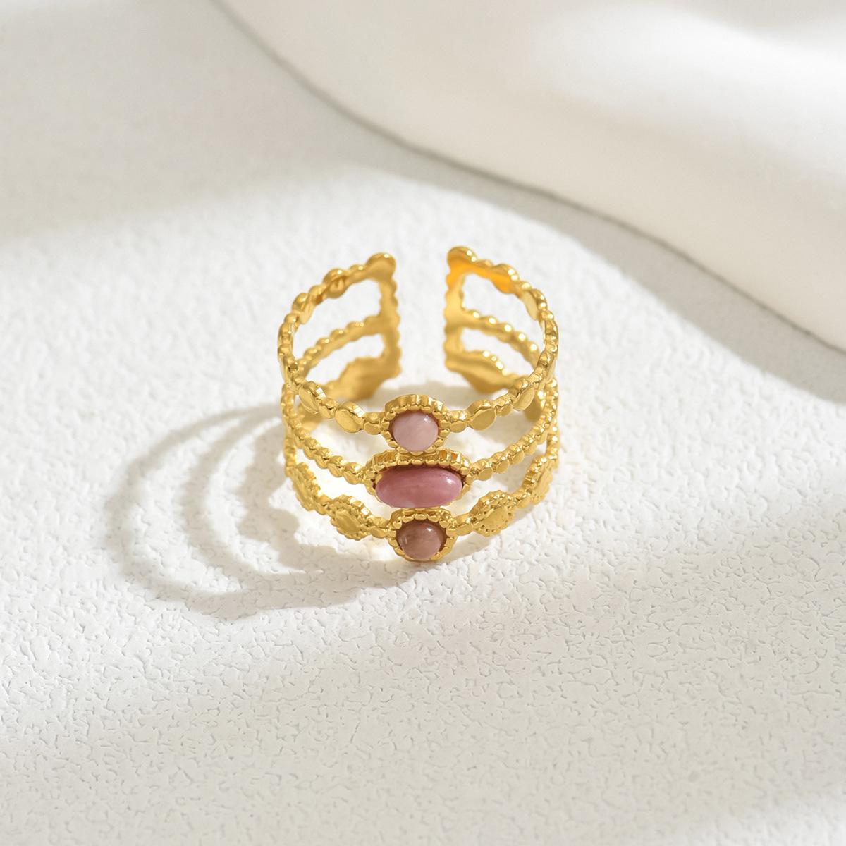 

Женское универсальное кольцо с открытой шинкой и тремя слоями цирконов one size