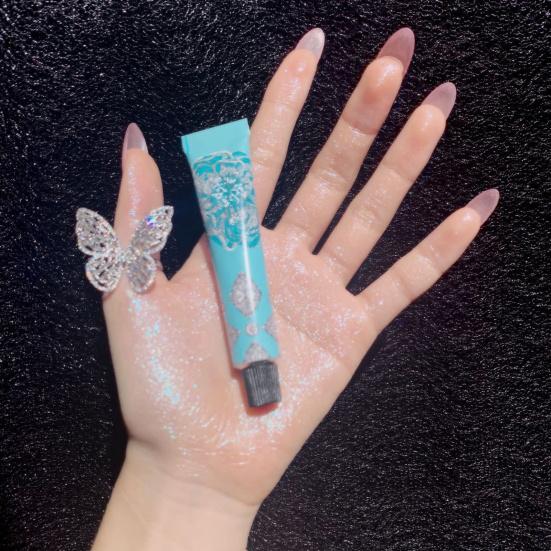 Kosmetický rozjasňovač na obličej na párty