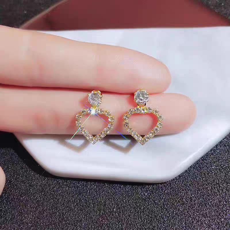 

Elegant Heart-Shaped Pearl Ear Clips: Niche Design, Lightweight, Luxury Feel, Non-Pierced Earrings for Women