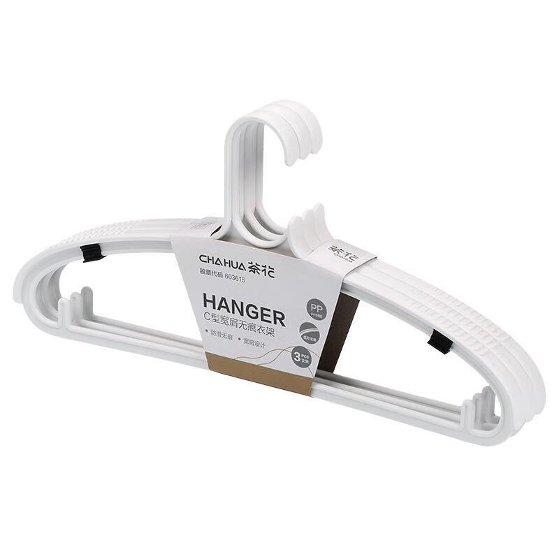 Chahua Seamless Wide Shoulder Non-slip Hangers (3-Pack)