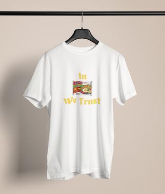 In Indomie We Trust Grafik T-Shirt – Lustiges Nudelliebhaber Unisex T-Shirt – Foodie-Geschenk