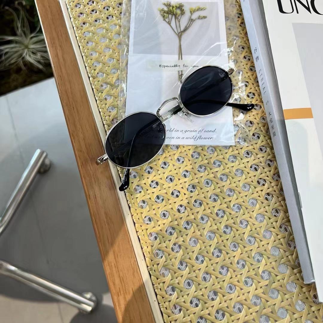 

Korean Fashion Style Sunglasses Women Oval Shape Anti-glare Sun Glasses Women Campus Style Men Glass