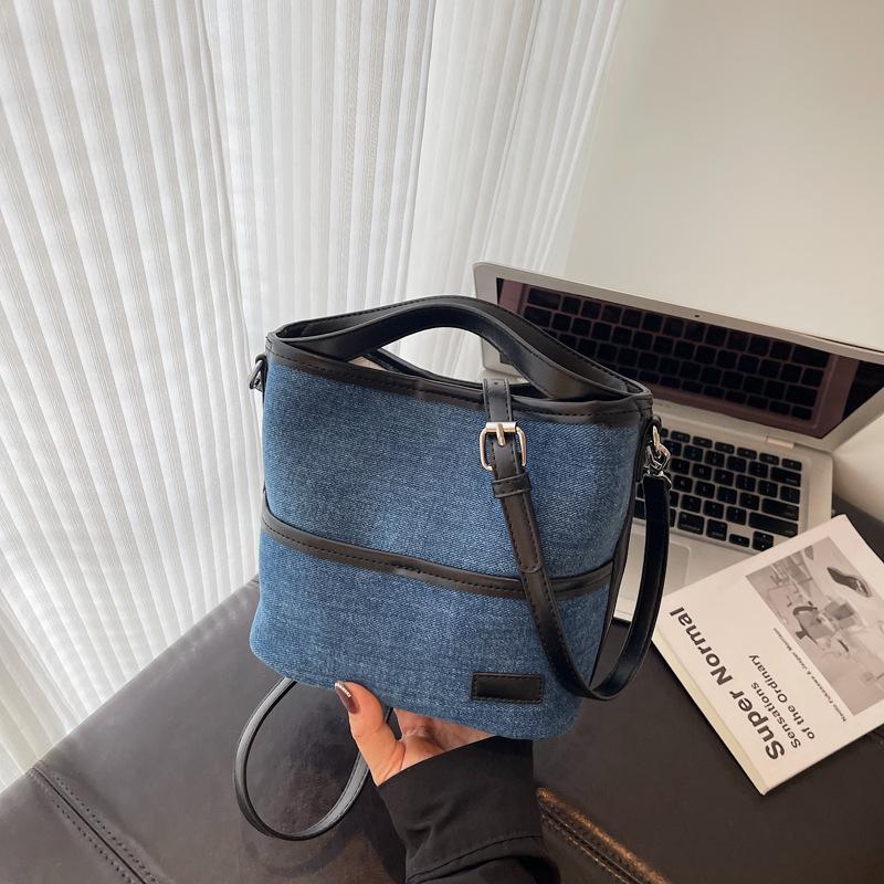 

Niche contrasting handbag women s new versatile messenger bag fashion small bag bucket bag чёрный
