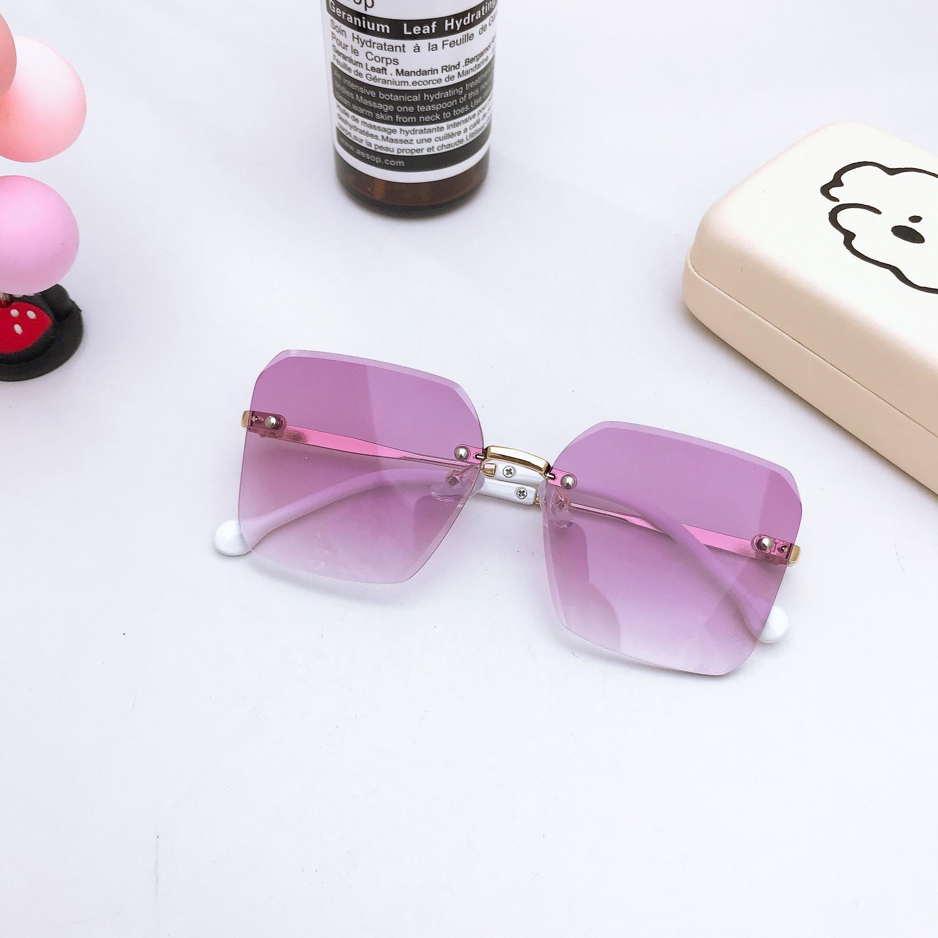 

Сонцезахисні окуляри без оправи. Жіночі окуляри з неправильною оправою. Модні сонцезахисні окуляри для вуличної зйомки для водіння