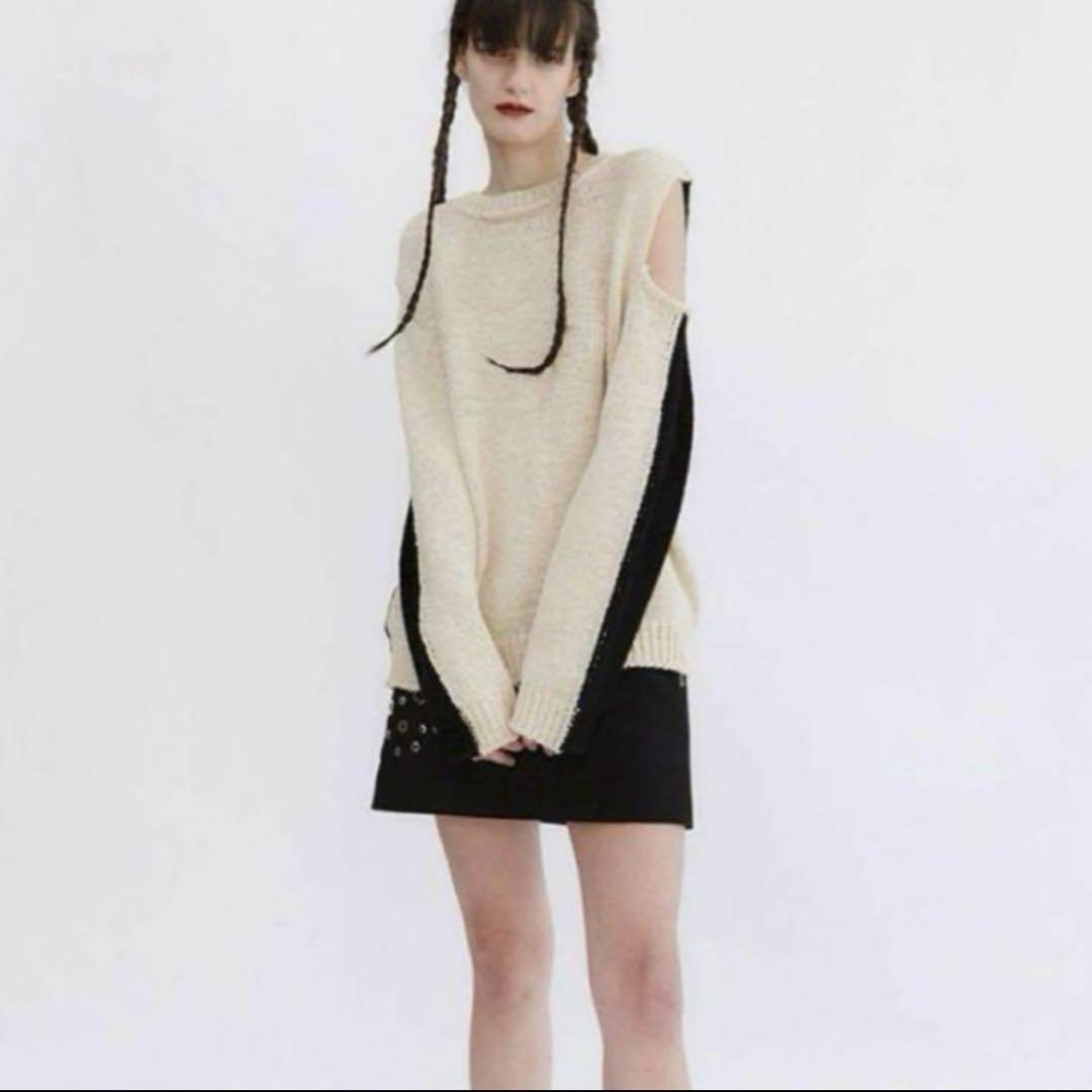 

[USED] Sana wears theopenproduct off-the-shoulder knit top. Sana, Chaewon