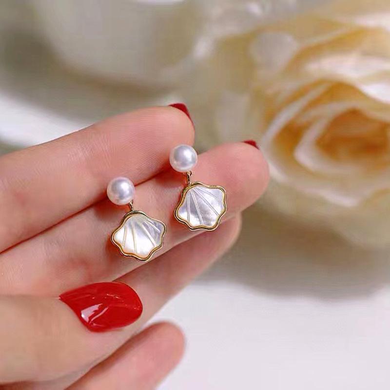 

Elegant Mother-of-Pearl & Freshwater Pearl Fan-Shaped Earrings with Silver Needle