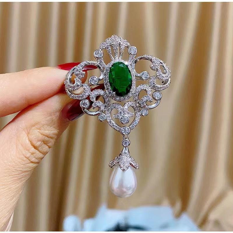

Guochao new court style green zircon brooch elegant atmospheric clothing jacket fashionable atmospheric versatile clothing срібний