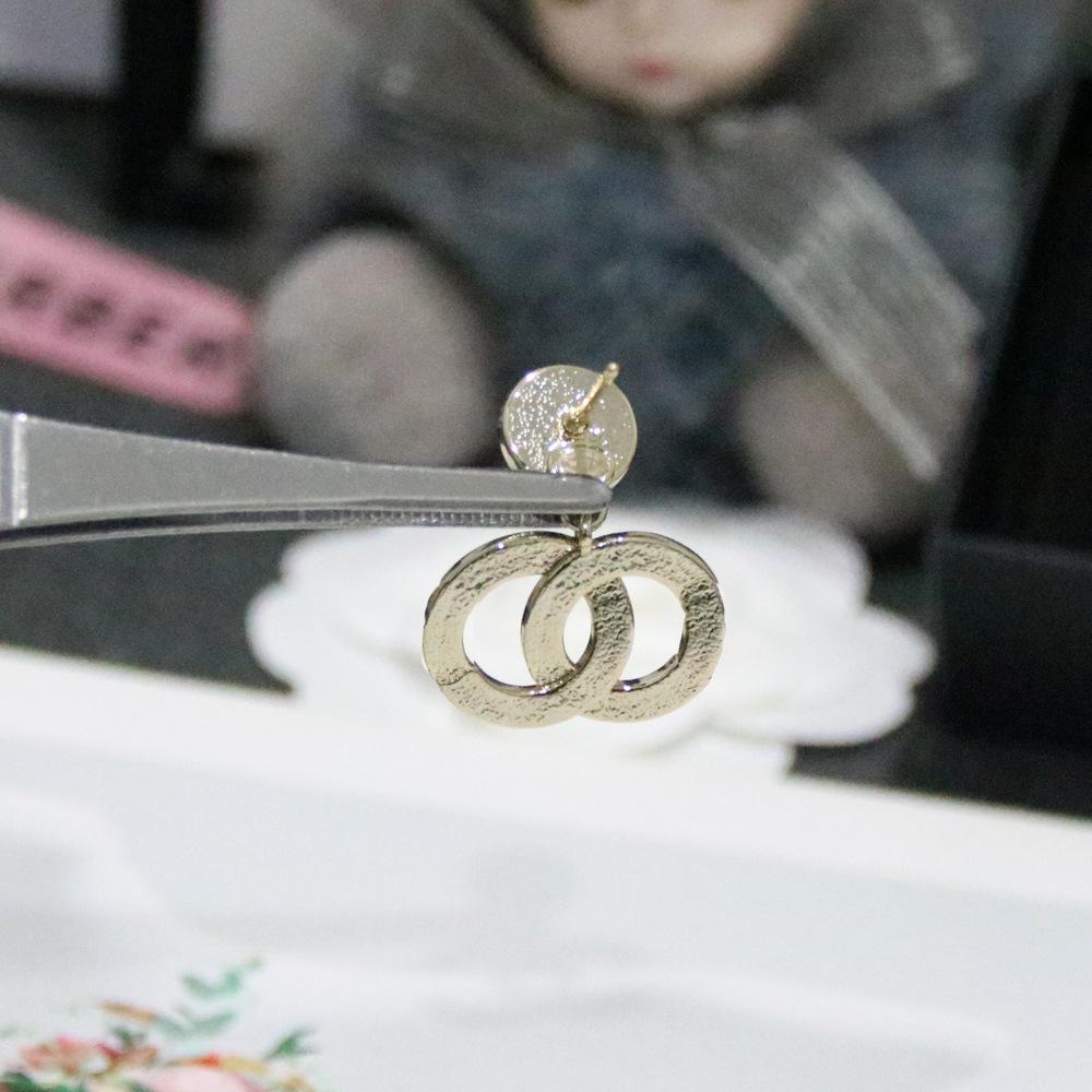 3052 Douyin-Stil Metalltextur Französische gerippte Doppel-C-Ohrringe