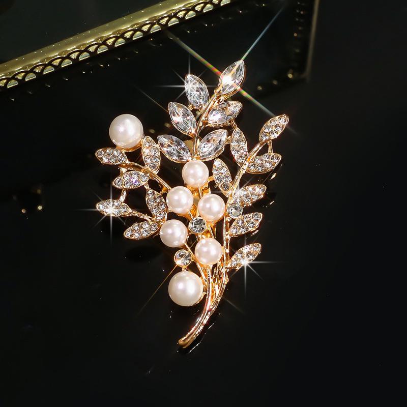 Elegant Artificial Pearl Gardenia Leaf Brooch