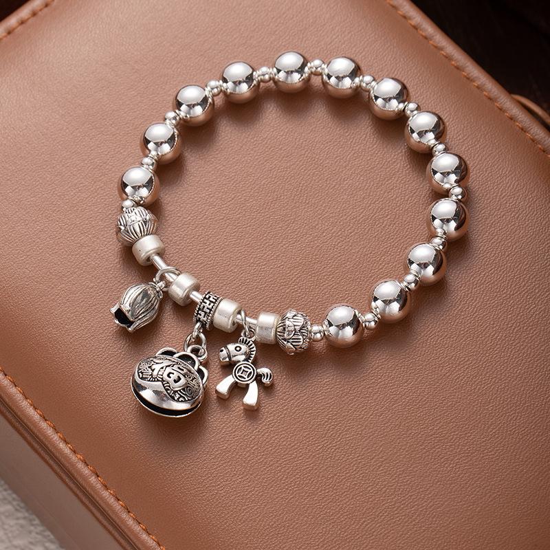 Náramek s dvoukruhovým střapcem z imitace stříbrných korálků s barevnou stálostí a skrytým stříbrným přívěskem Maneki Neko