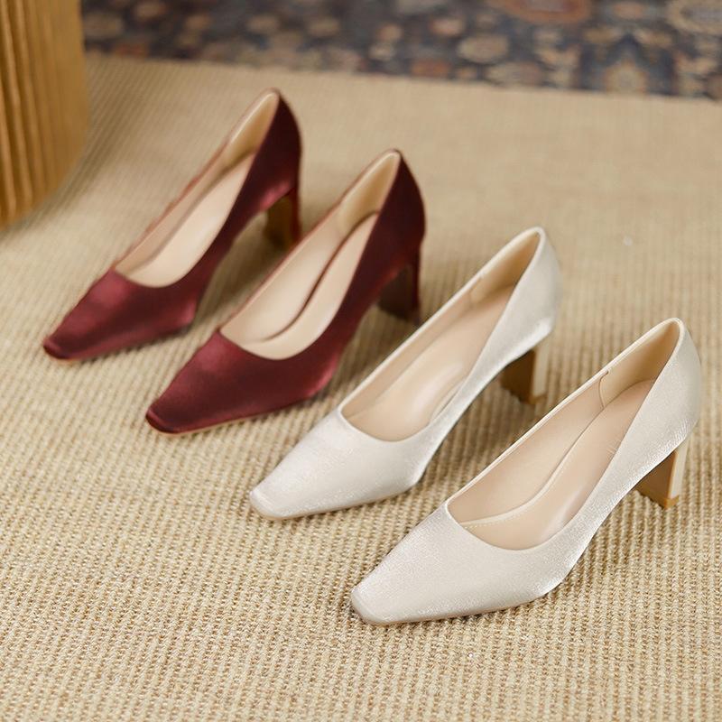 Französische Satin-High-Heels, dicke Absätze im Feenstil, rote Hochzeitsschuhe, kleine Temperamentschuhe mit quadratischer Spitze