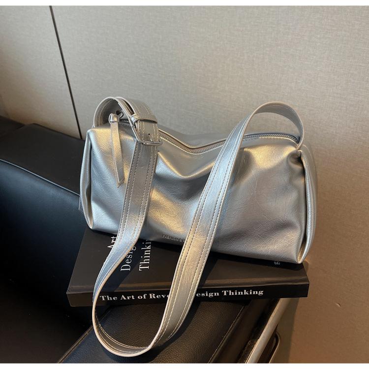 

Сумка большой вместимости женская 2025 новая простая универсальная сумка-мессенджер сумка-подушка премиум плечевая дорожная сумка серебряный