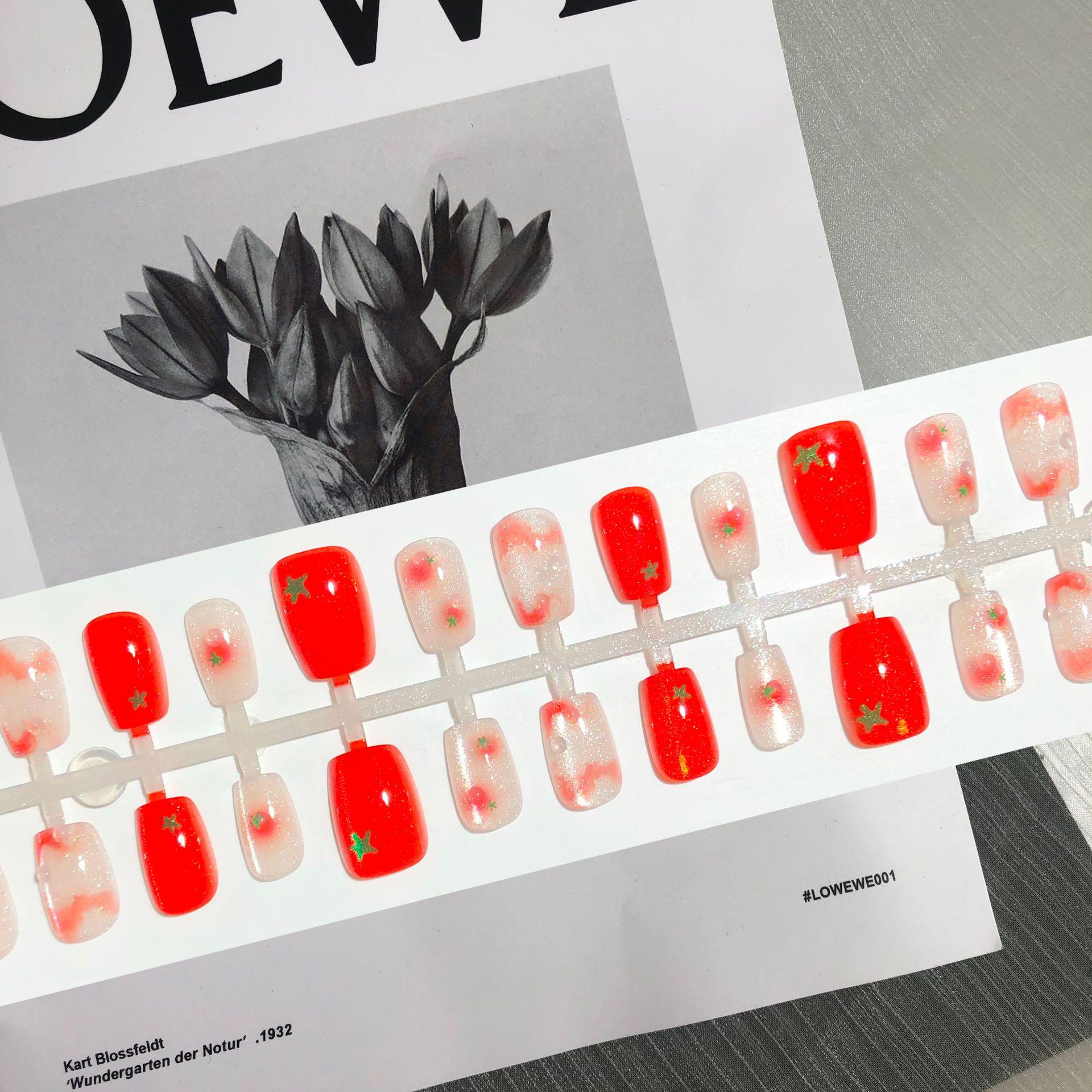 

Persimmon Ruyi Wearable Red Cat Eye Nails: 3D Short Manicure Patches for a Radiant New Year Look
