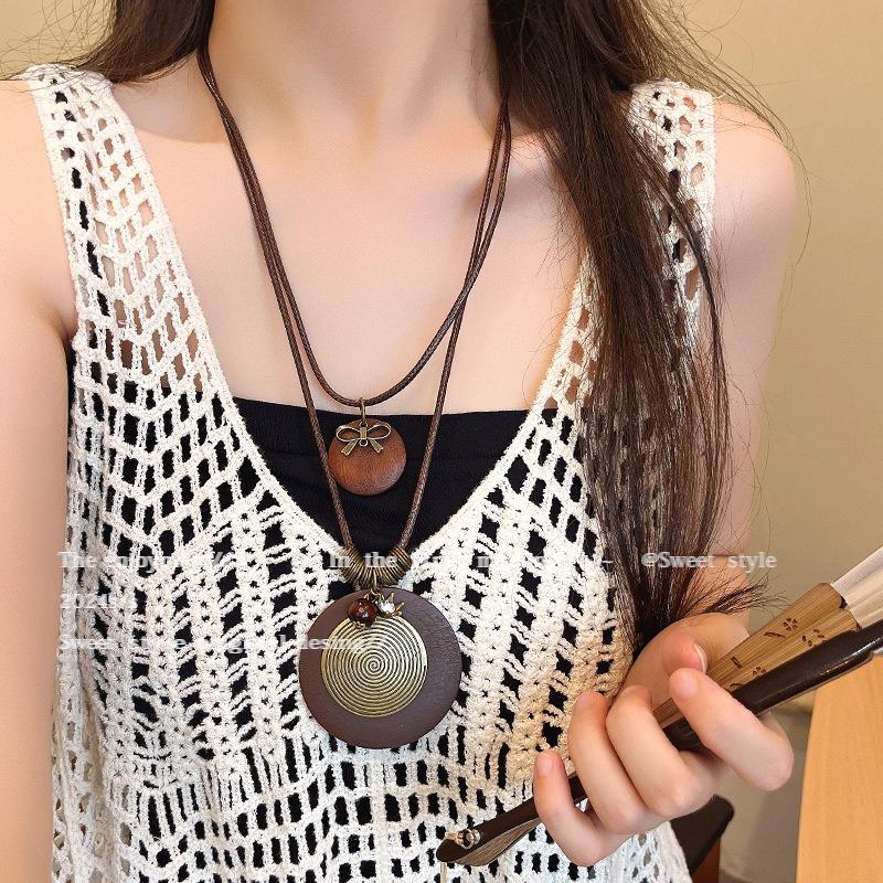 Retro Necklace - Versatile and Unique Long-style Sweater Chain for Women, with A Sophisticated and Simple Design As A Decorative Accessory.