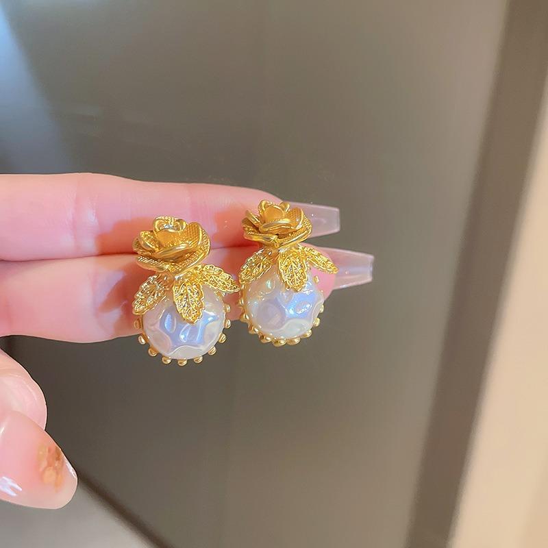 Retro Court Style Earrings Niche Light Luxury High-end Stud Earrings Versatile Earrings