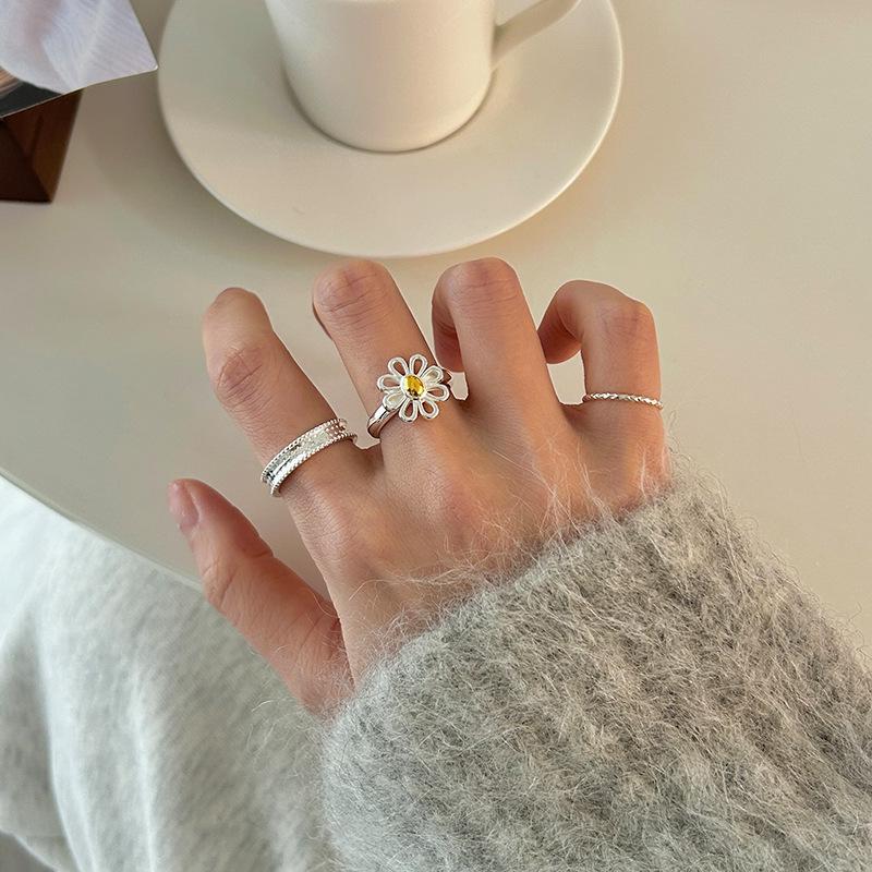 Hollow Daisy Openwork Ring for Women - Sweet Gold & Silver Contrast, Fresh Ins Style Index Finger Ring