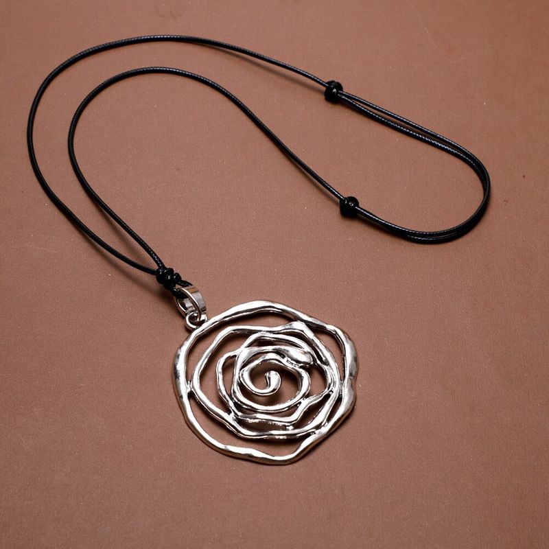 

Vintage Distressed European and American Style Large Pendant Long Necklace, Stylish and Unique Sweater Chain, Autumn and Winter High-End Ethnic Style Alloy Large Rose Necklace