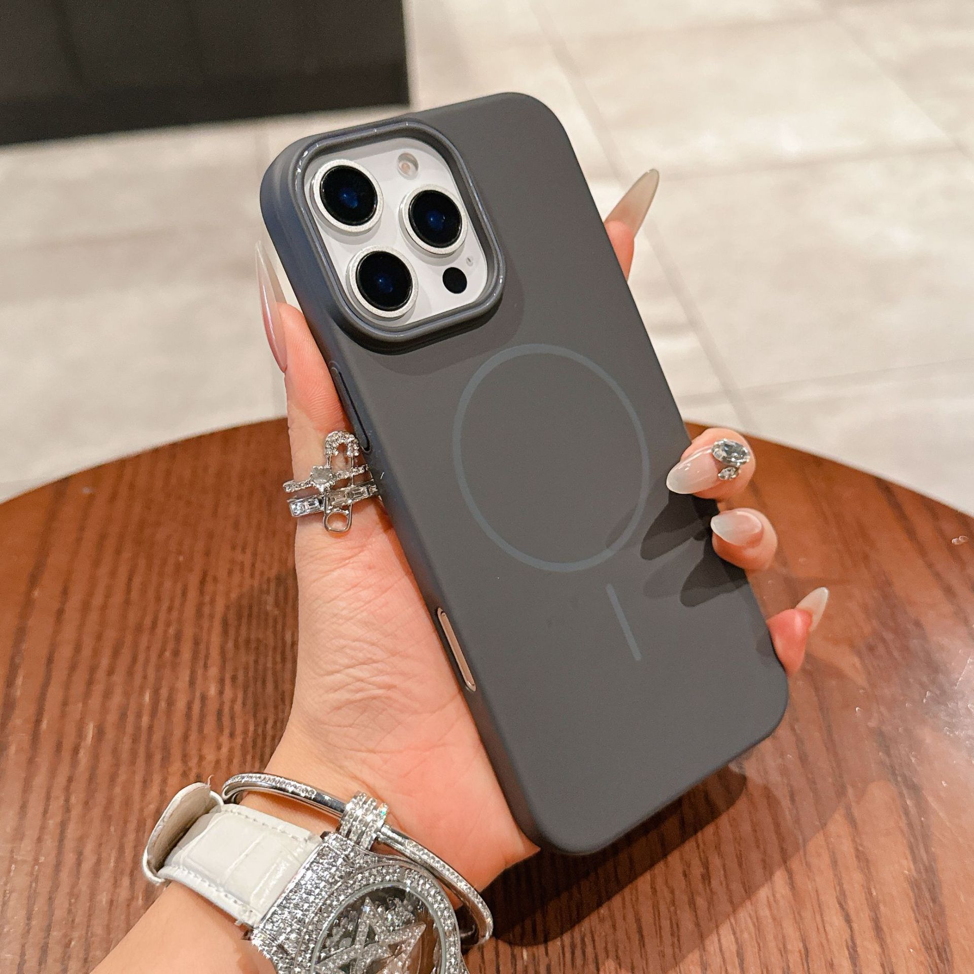 

Подходит для iPhone16 Магнитная зарядка Чехол для мобильного телефона Мягкий и приятный на ощупь Apple 15PROMAX Матовый Противоударный 14 Защитный чехол iPhone16