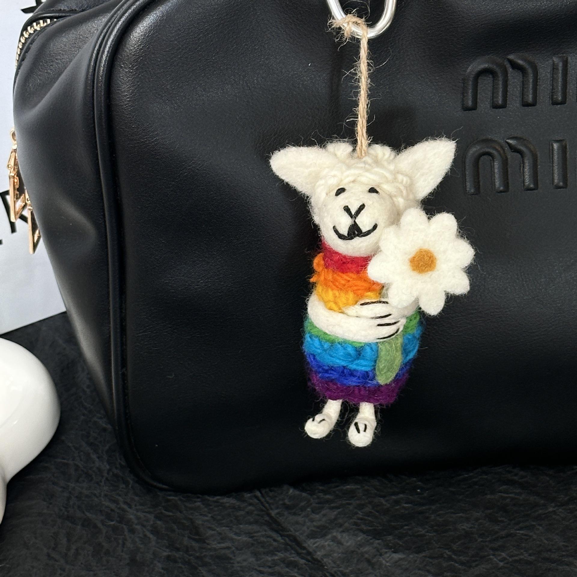 Брелок-украшение из шерстяного фетра в виде цветка-овечки