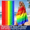 La serviette de plage classique à rayures arc-en-ciel en microfibre de polyester est très absorbante, adaptée à la natation et aux sorties à la plage.