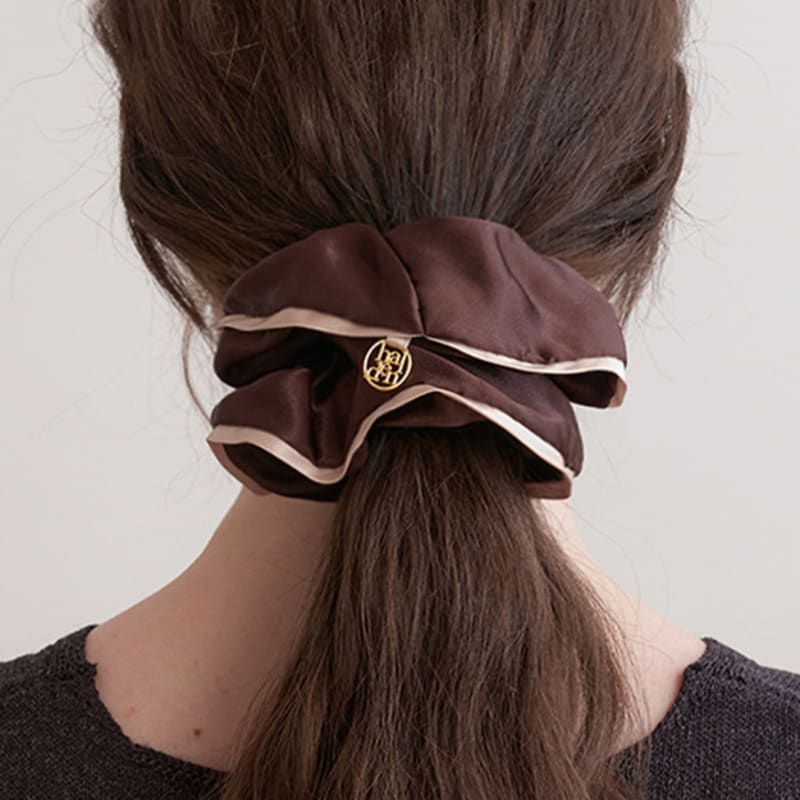 Halden Wide Line Satin Logo Pendant Scrunchie (H020_brown)