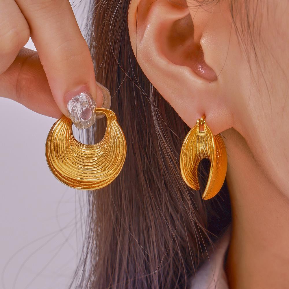 Fashionable And Versatile Personalized Ear Buckle Retro Titanium Steel Plated Real Gold Irregular Striped C-Type Non-Fading Earrings