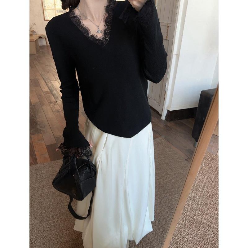 Leichtes und reifes High-End-Kragen-Spitzen-Spleiß-Pullover-Unterhemd für Damen, Herbst und Winter, figurbetont, altersreduzierend, exquisit, Innenoberteil