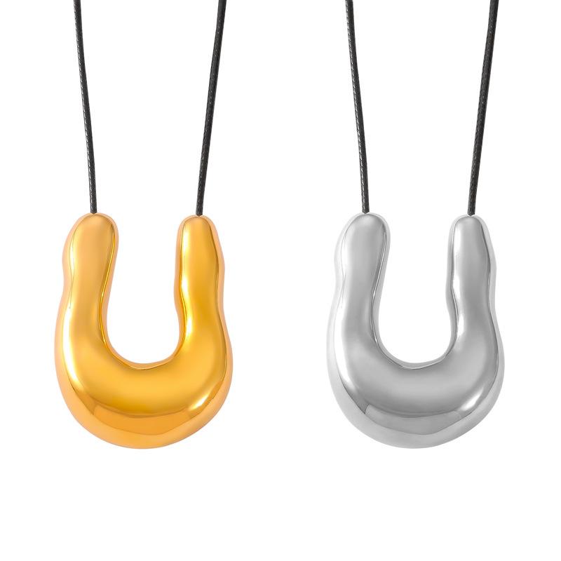Women's Black Horseshoe Leather Cord Pendant Necklace - Titanium Steel, Fashionable & Versatile