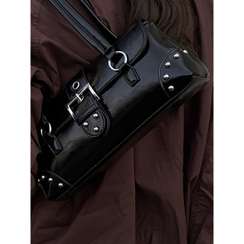 Armpit women's bag 2026 autumn and winter new personalized shoulder bag European and American cool texture riveted women's tote bag