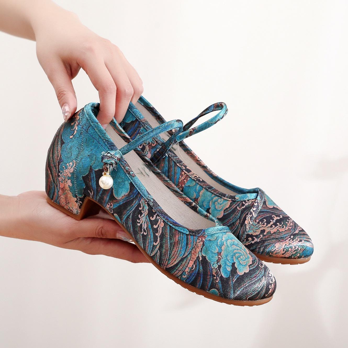 

Летние старые пекинские туфли из ткани с принтом в старинном стиле, женские туфли с вышивкой в национальном стиле, ципао на среднем каблуке с туфлями Hanfu, улучшенные женские туфли 41 синий
