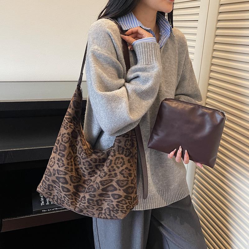 

2025 Autumn/Winter Retro Leopard Print Large Capacity Underarm Tote Bag for Women 35x12x36cm