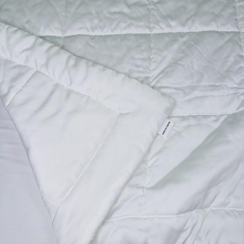 100% Bamboo Fiber Quilt Lyocell Satin Summer Blanket For Single Twin Bed Cooling Silky Solid Color Lightweight Comforter