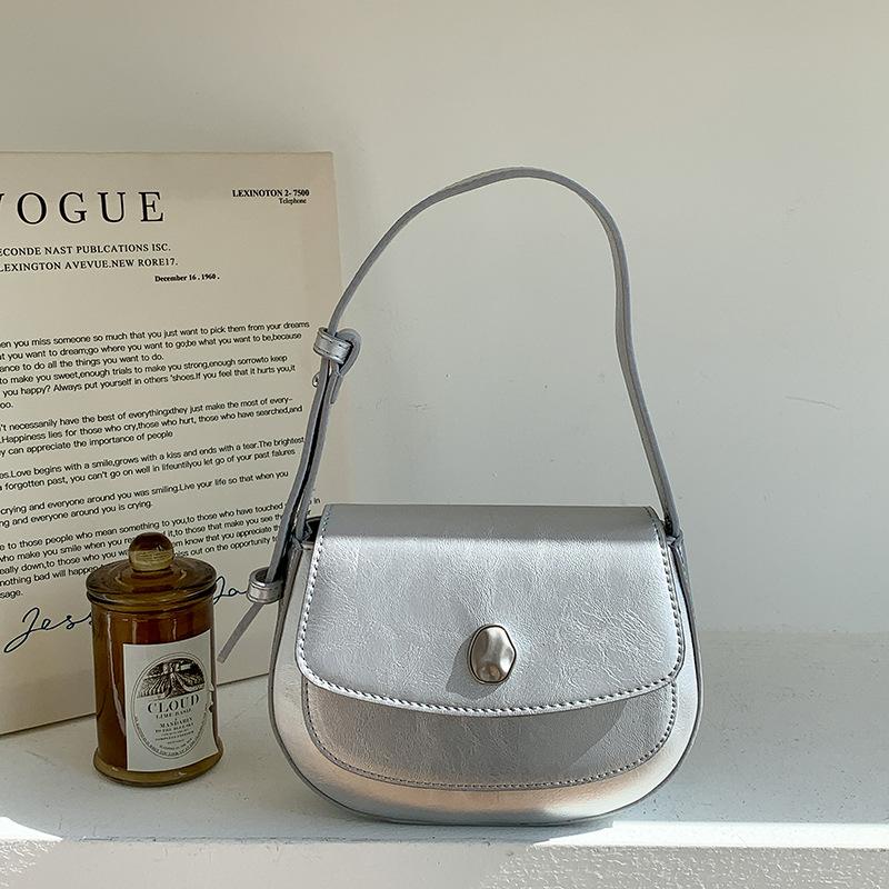 Легкая роскошная сумка через плечо из искусственной кожи с синим драгоценным камнем — фото 4