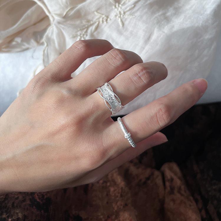Eleganter chinesischer Stil Offener Spitzen-Präge-Blumenring für Damen - Leichter Luxus Verstellbarer Temperamentring