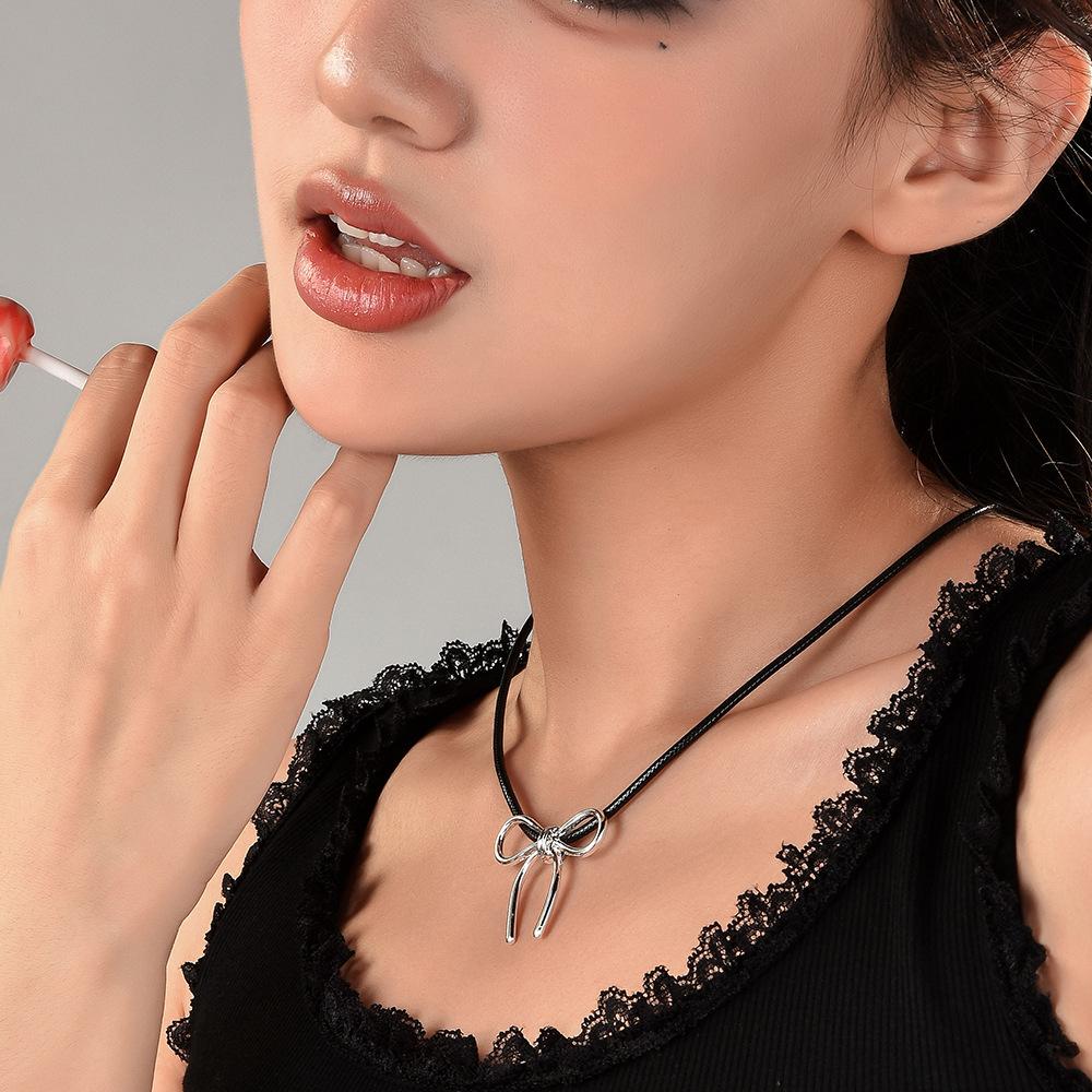 Einfache Schleifenpullover-Kette, Einzigartige Persönlichkeit, Nischen-Halskette, Damen-Leichter Luxus Hochwertiges Gefühl Schlüsselbein-Kette Großhandel