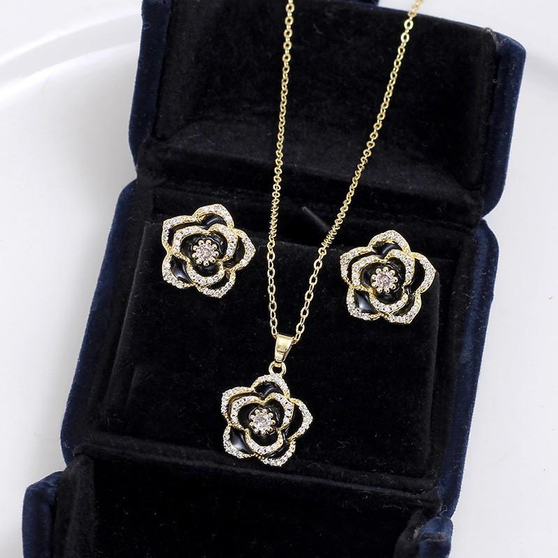 Elegant Zircon Lucky Clover Necklace Earring Set Women Light Luxury Geometric Pendant Jewelry Party Office Wear