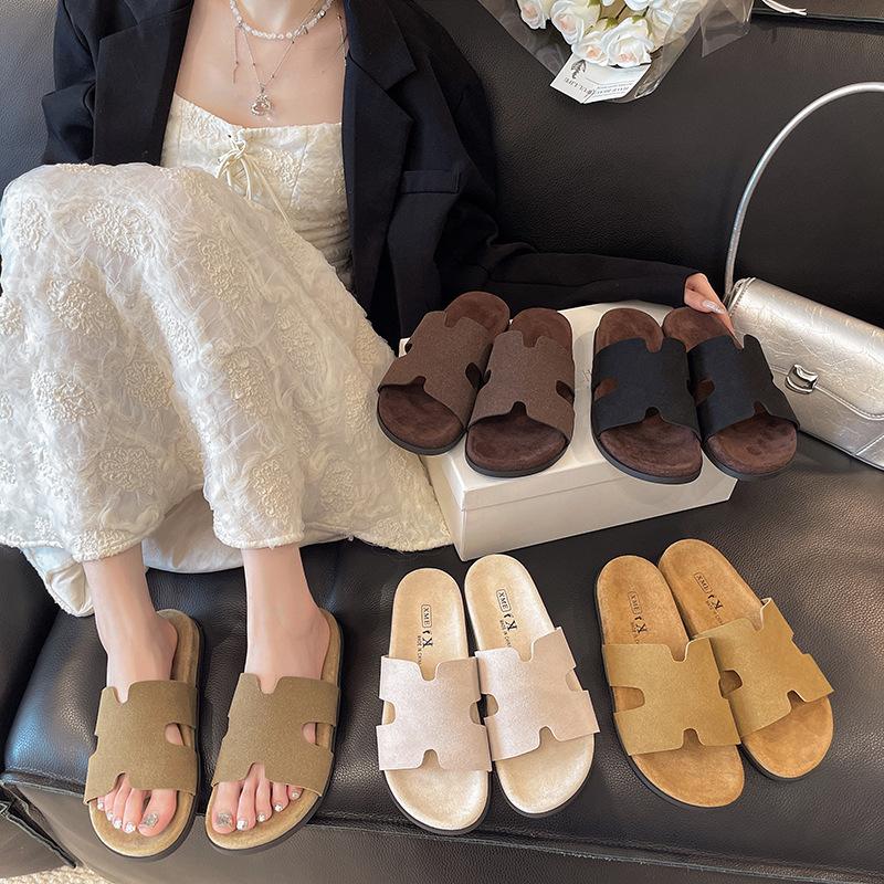 French Gentle Thick-soled One-word Women's Outer Wear 2025 New High-end Skirt Shoes Seaside Vacation Slippers