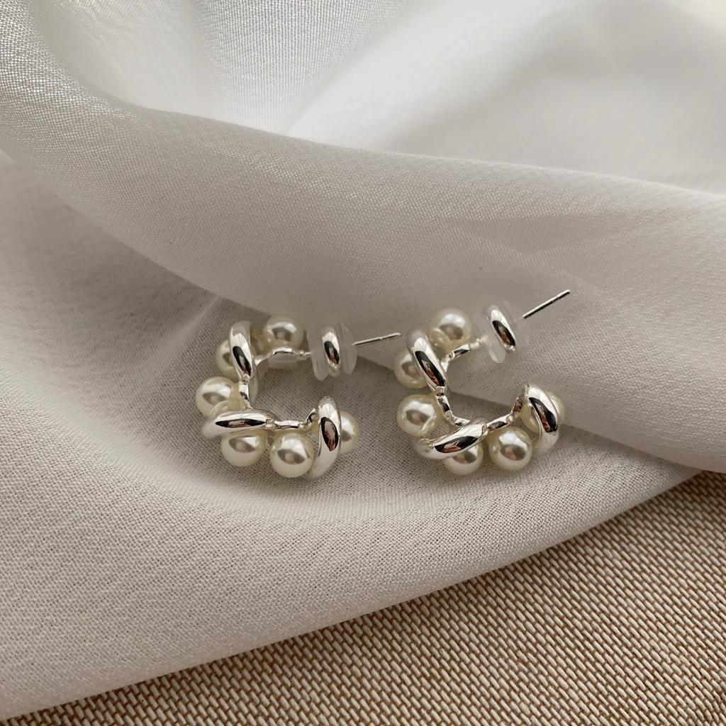 Design Sense French Retro Pearl Twist Earrings Fashion Versatile Temperament Commuting Light Luxury Metal Earrings Women