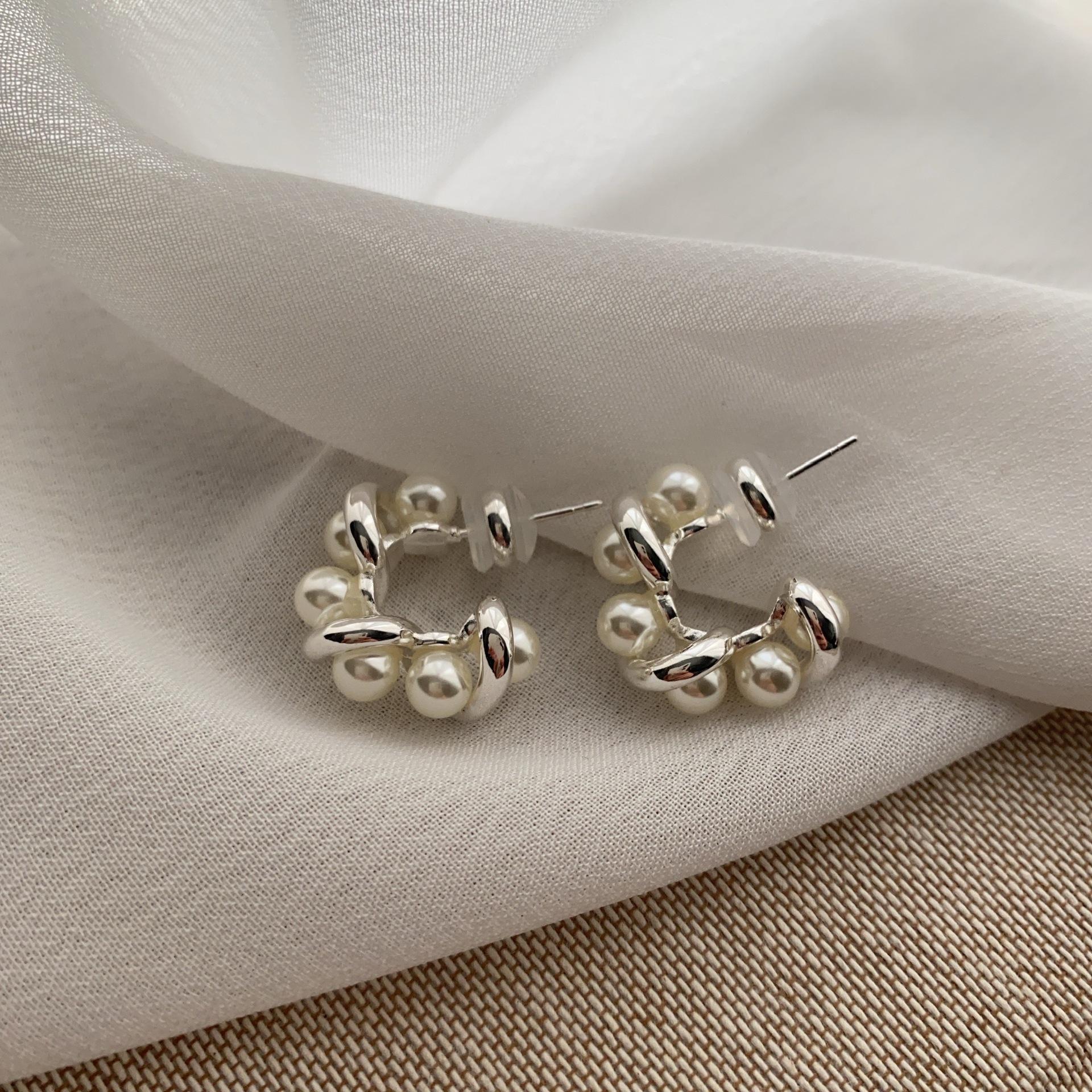 Нишевый Дизайн Чувство Французский Ретро Жемчуг Скрученные Серьги Универсальный Темперамент Повседневные Легкая Роскошь Металлические Серьги Женские