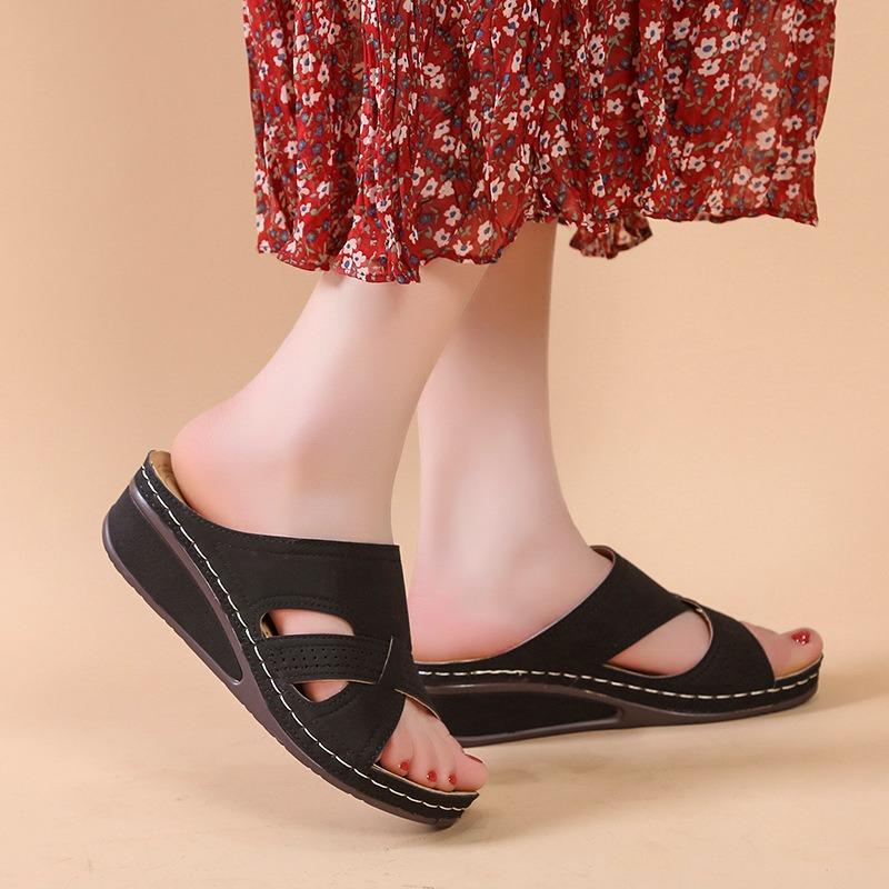 Summer new slope heel platform sandals women wear platform mother shoes large size snals retro hollow slippers