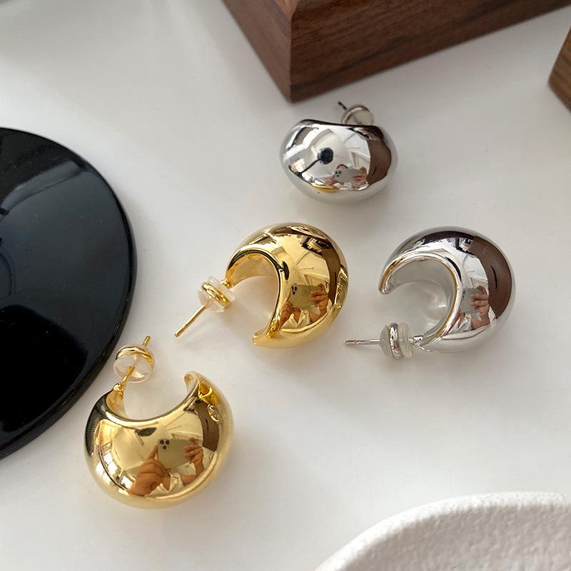 Crescent Moon Stud Earrings: High-End Minimalist Style, European & American Fashion, Trendy & Unique Design