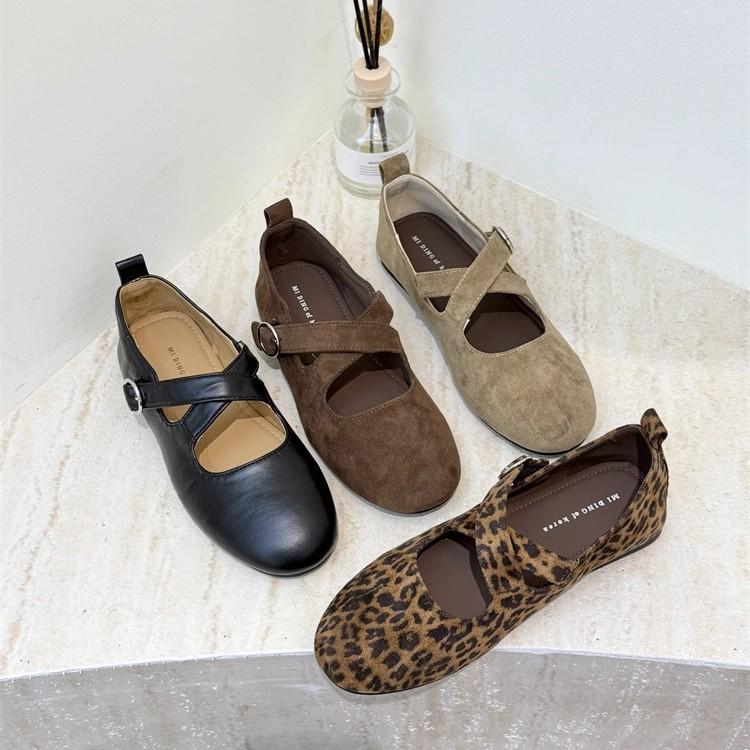 French Retro Cross-buckle Belt Shallow Mouth Mary Jane Single Shoes Women's 2025 New Versatile Commuter Flat Ballet Shoes