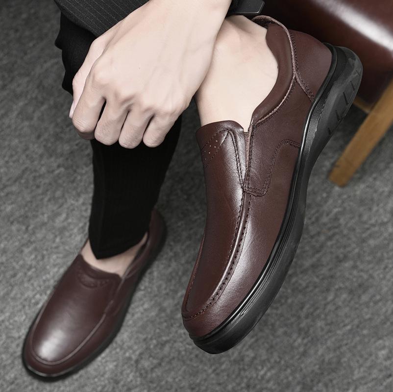 

Men s shoes 2025 summer new middle-aged men s simple style lazy one-pedal soft-soled waterproof and wear-resistant casual leather shoes 45