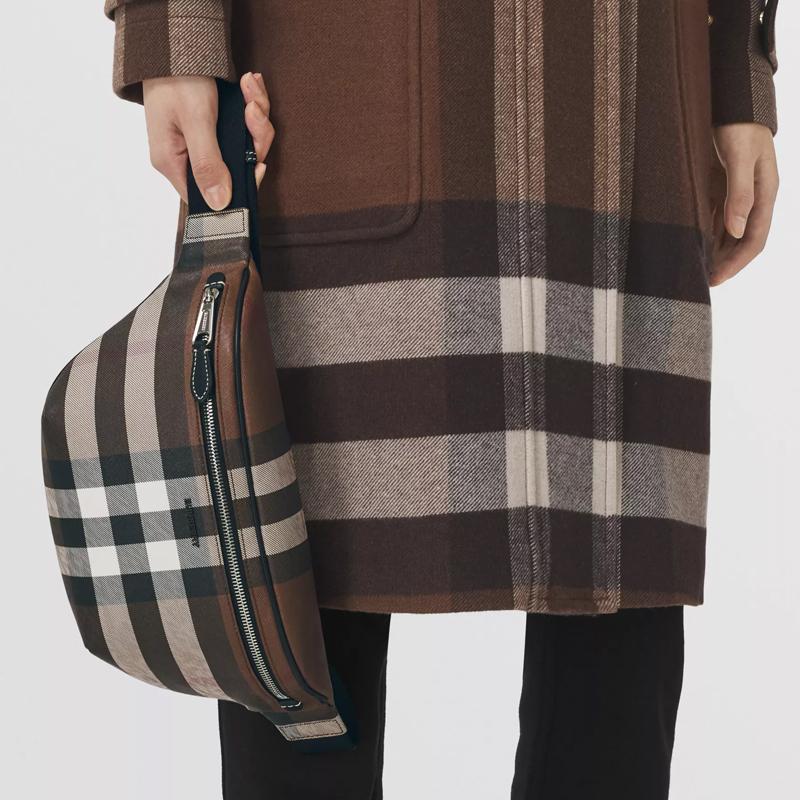 Burberry Borsa a tracolla pettorale in tela ecologica a quadri scuri da uomo Marrone Noce Scuro 80365591