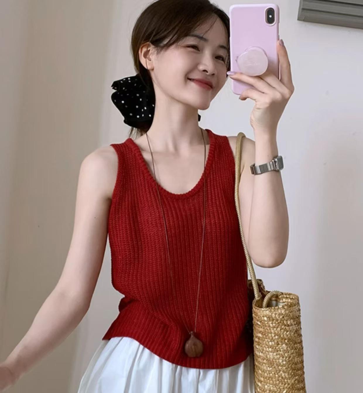 

Chic Round Neck Hollow Vest with Back Buttons - Slim Fit, Flattering Summer Top for Women 2026 One size fits 85-105 jin красный