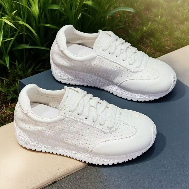 

Мягкая кожа толстая подошва маленькие белые туфли для женской 2025 лето новые модные универсальные дышащие спортивные повседневные увеличивающие рост одинарные туфли 40